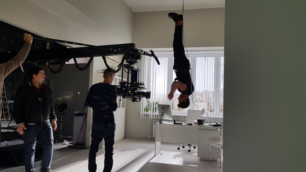 Suspension in the scenery. With the help of a double Vadim Polubinskyi (understudy Daniel Spivakovsky) Is preparing to shoot.