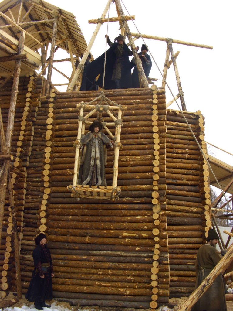 Страховка и подъем актрисы на высоту