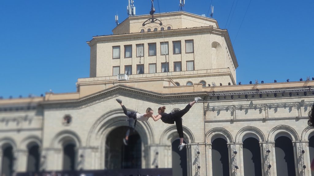 летающие люди полеты людей городское мероприятие день независимости Армении 2021