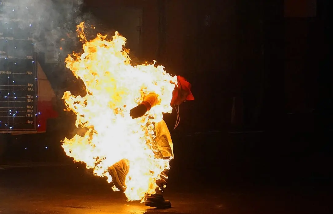 каскадер горение человека огонь трюк съемка кино пламя человек горит